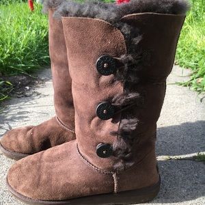 CHOCOLATE BAILEY BUTTON UGGS 6Y/8W